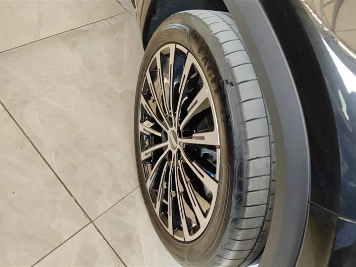 Фото 6 - Geely Monjaro