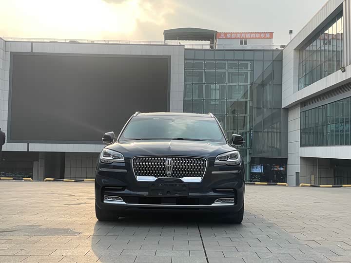 Фото 2 - Lincoln Aviator