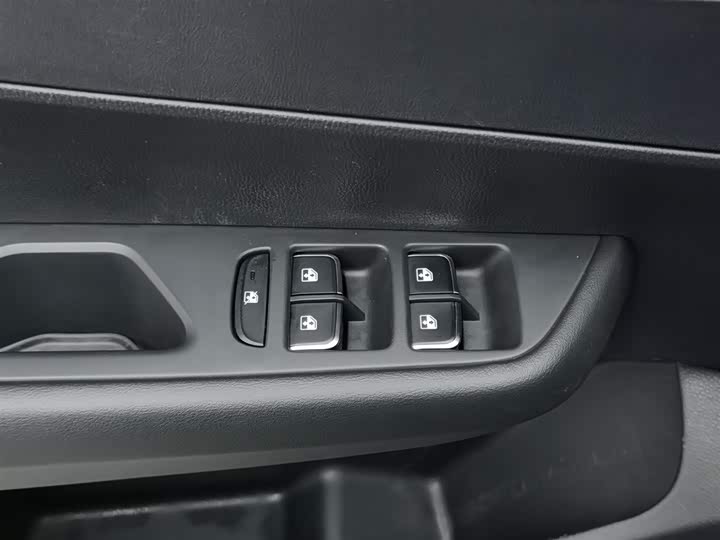 Фото 9 - Hongqi E-QM5