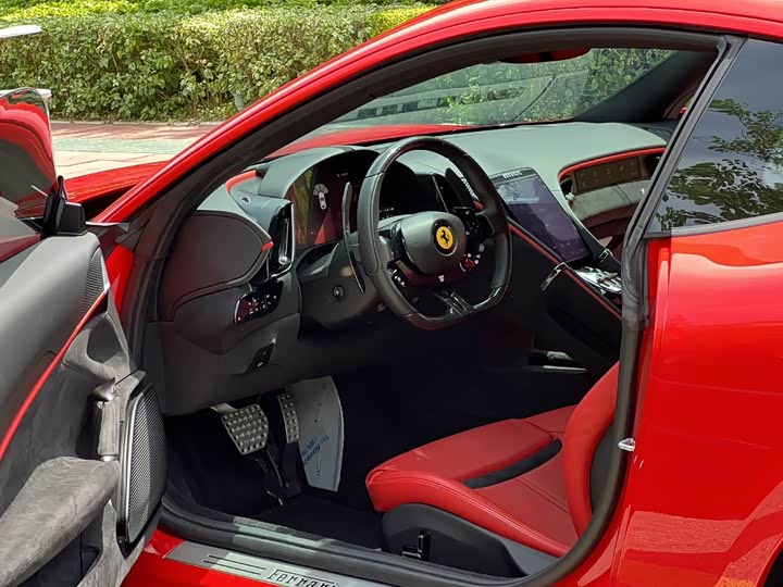 Фото 2 - Ferrari Roma