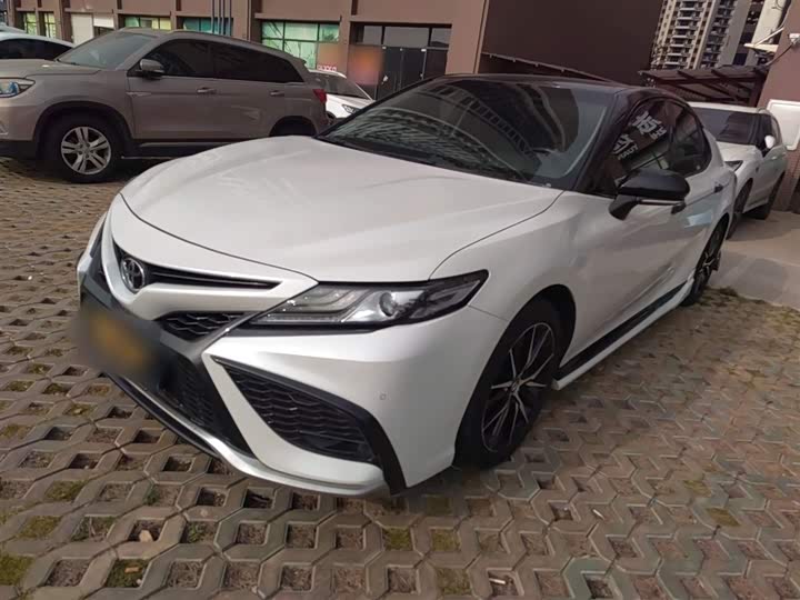 Фото 2 - Toyota Camry