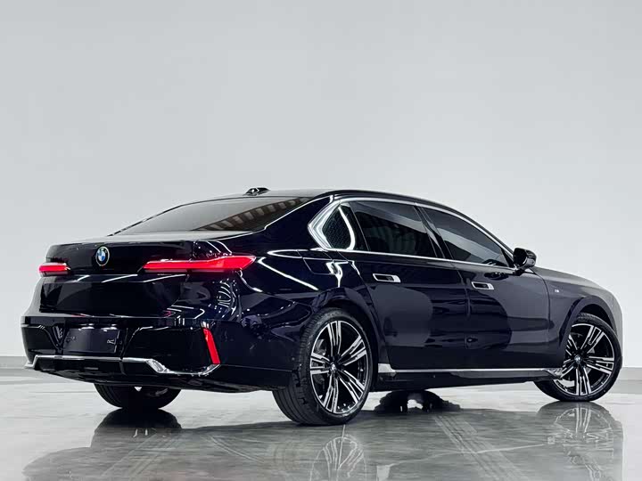 Фото 3 - BMW 7 Series