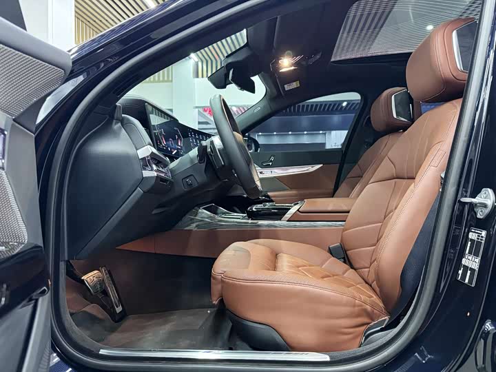 Фото 8 - BMW 7 Series