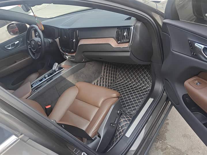 Фото 8 - Volvo XC60 Hybrid