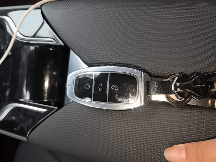 Фото 9 - Hongqi E-QM5