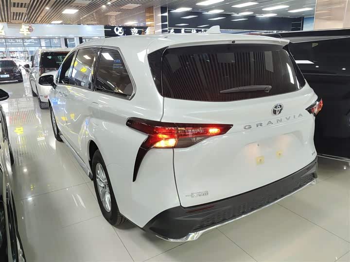 Фото 5 - Toyota Granvia