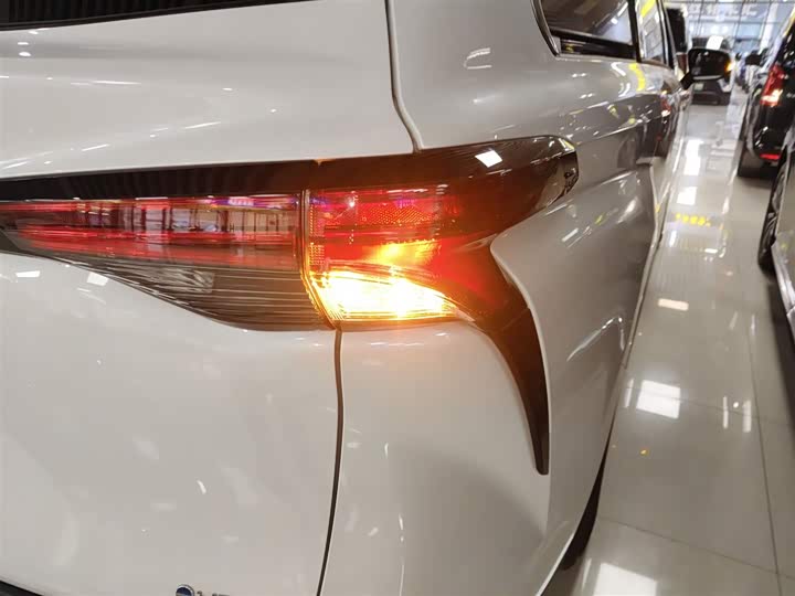 Фото 8 - Toyota Granvia