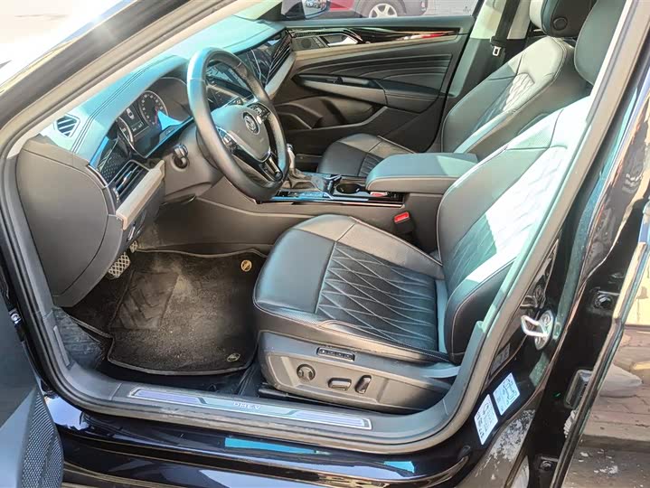 Фото 9 - Volkswagen Passat Hybrid