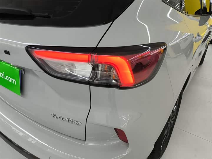 Фото 8 - Ford Escape