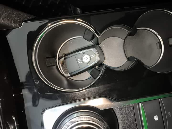 Фото 9 - Ford Escape