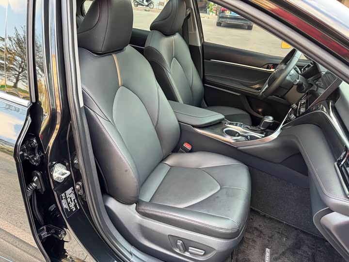 Фото 8 - Toyota Camry