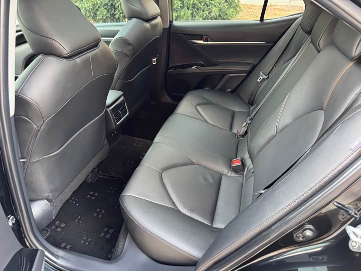 Фото 9 - Toyota Camry