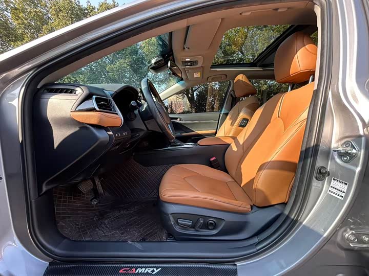 Фото 5 - Toyota Camry