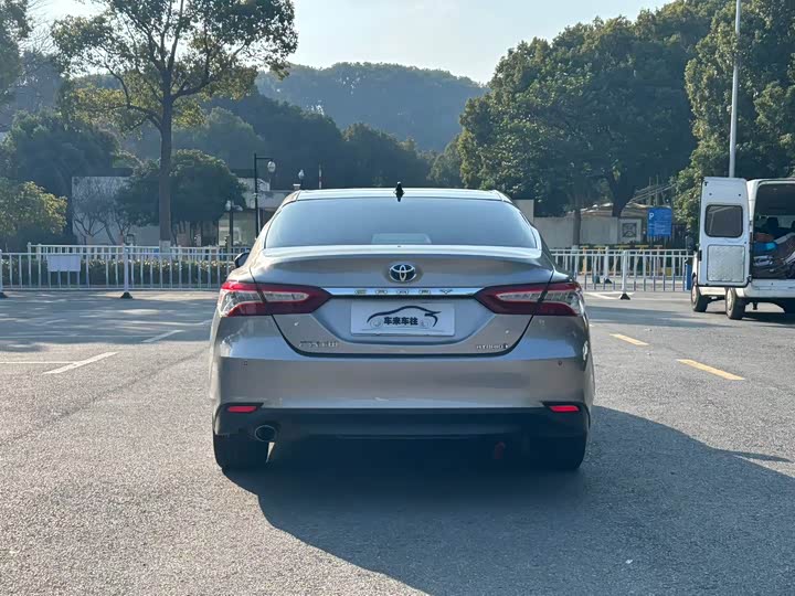 Фото 8 - Toyota Camry