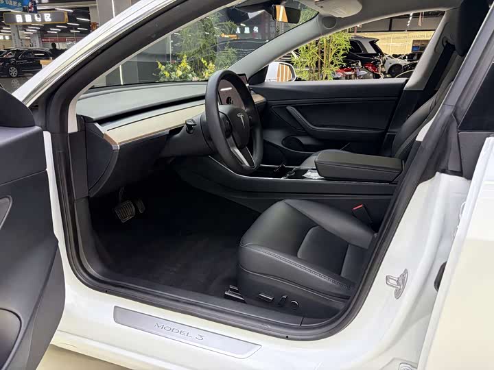 Фото 4 - Tesla Model 3