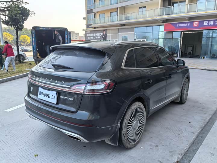 Фото 9 - Lincoln Nautilus