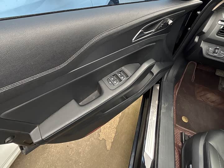 Фото 8 - Hongqi H5