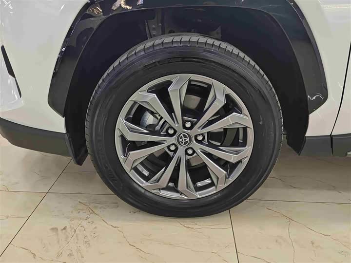 Фото 8 - Toyota RAV4