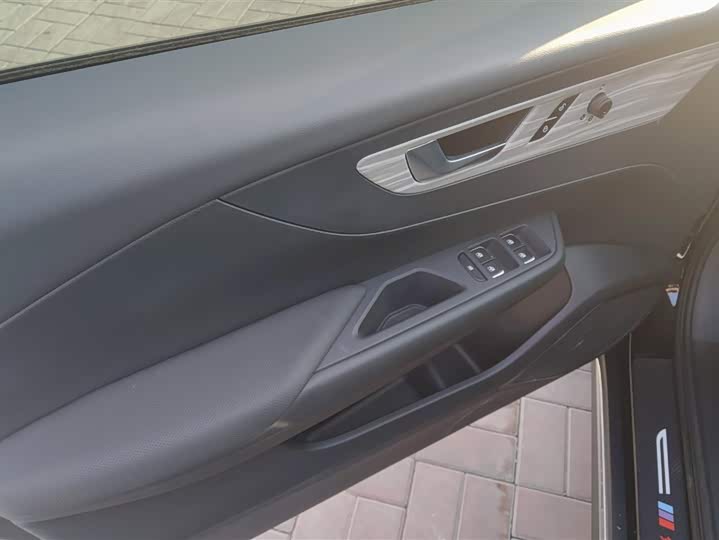 Фото 7 - Hongqi E-QM5