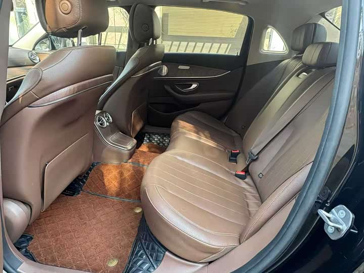 Фото 6 - Mercedes-Benz E-Class