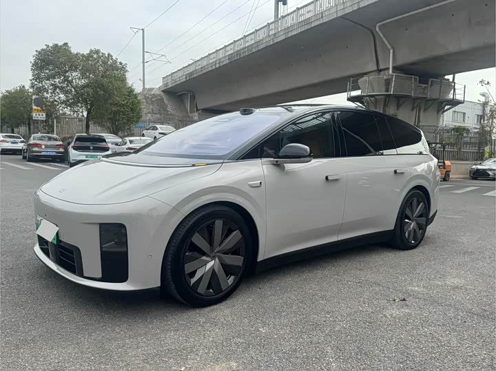 Фото 1 - LiXiang i8