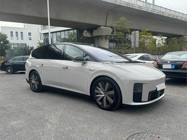 Фото 3 - LiXiang i8