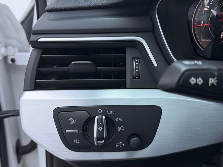 Фото 6 - Audi A4L