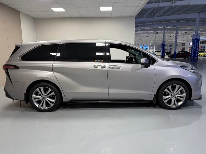 Фото 8 - Toyota Sienna