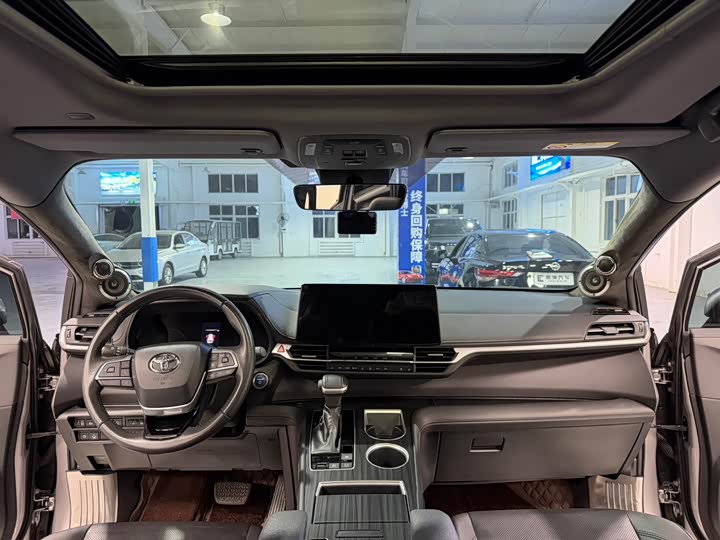 Фото 9 - Toyota Sienna