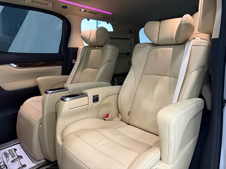 Фото 9 - Toyota Alphard