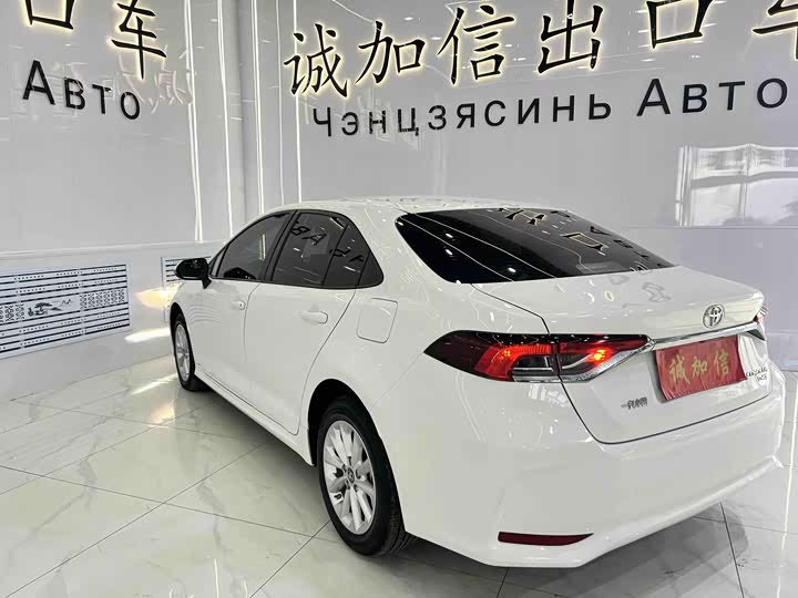 Фото 2 - Toyota Corolla