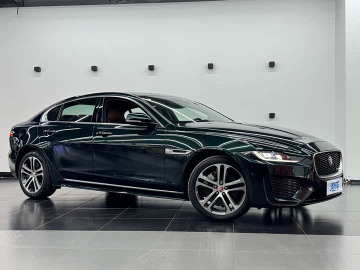 Фото 3 - Jaguar XE L