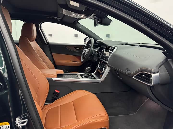 Фото 6 - Jaguar XE L