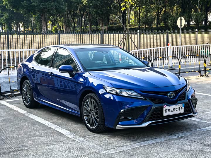 Фото 3 - Toyota Camry