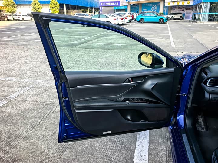 Фото 4 - Toyota Camry