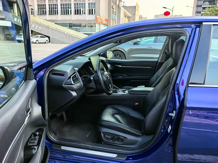 Фото 5 - Toyota Camry