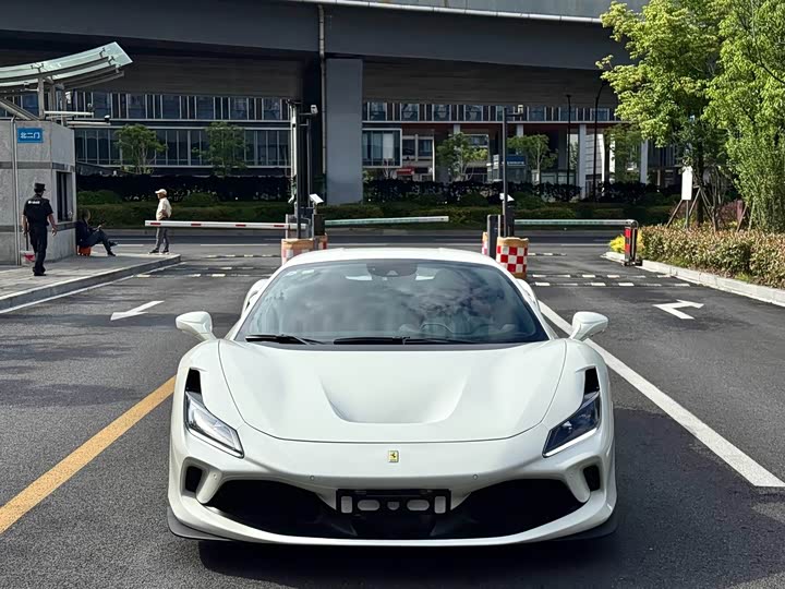 Фото 1 - Ferrari F8