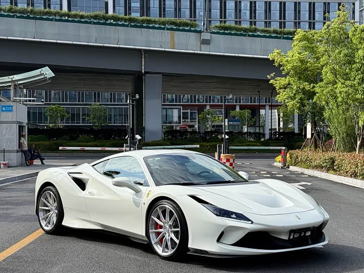 Фото 2 - Ferrari F8
