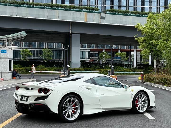 Фото 4 - Ferrari F8