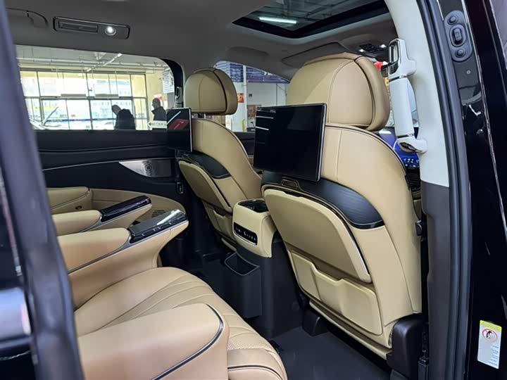 Фото 5 - Denza D9