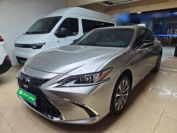 Фото 1 - Lexus ES