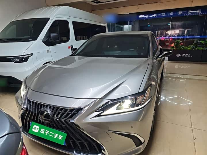 Фото 3 - Lexus ES