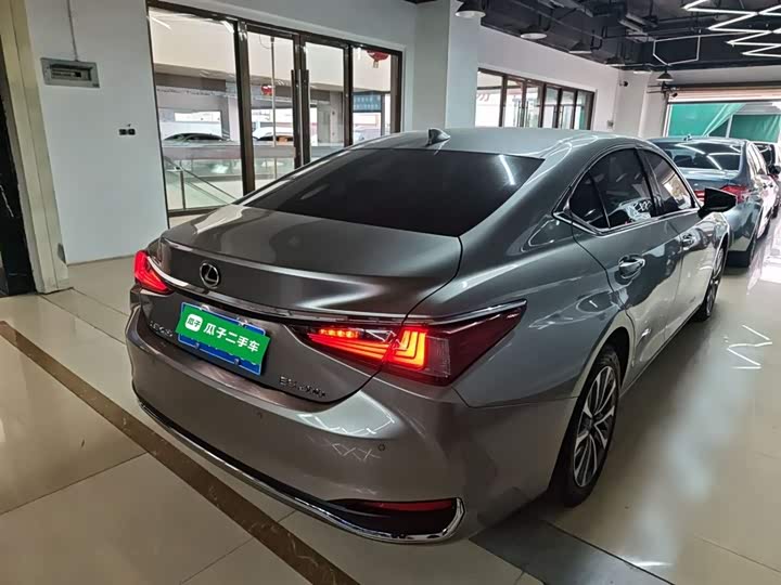 Фото 7 - Lexus ES