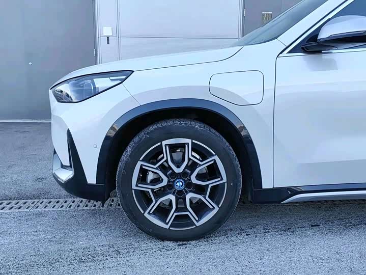 Фото 8 - BMW iX1