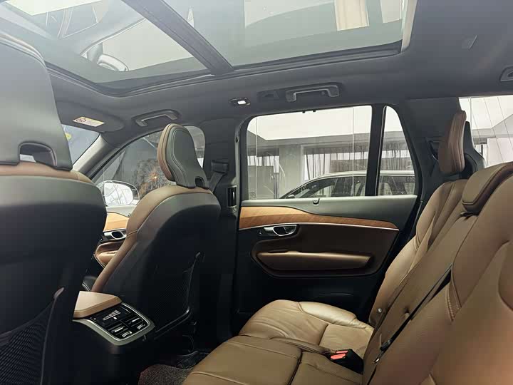 Фото 9 - Volvo XC90