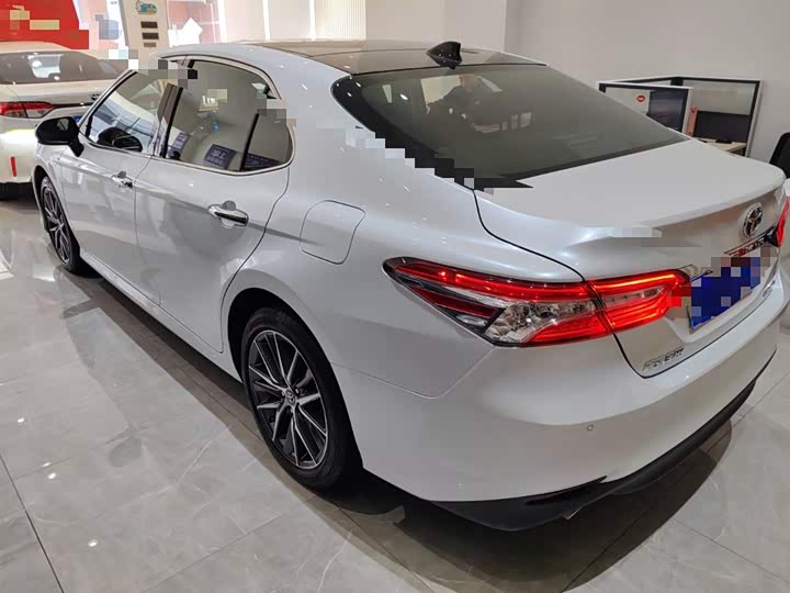 Фото 5 - Toyota Camry