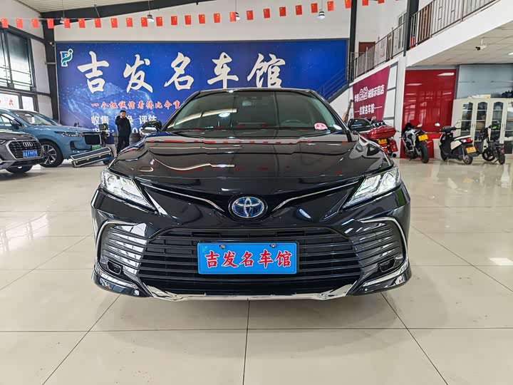 Фото 2 - Toyota Camry