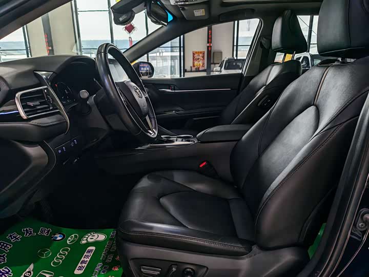 Фото 4 - Toyota Camry