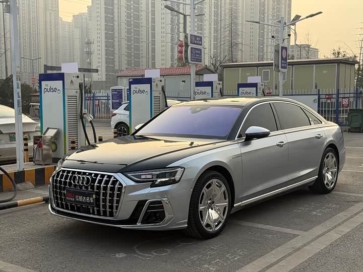 Фото 1 - Audi A8