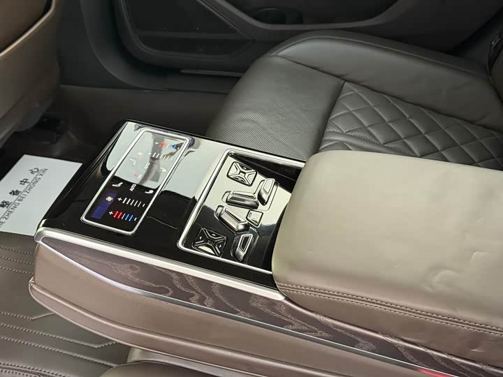 Фото 8 - Audi A8